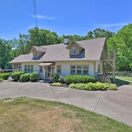 Spacious Nashville Retreat About 6 Miles To Broadway!